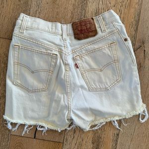 Levi’s cutoff shorts white/cream